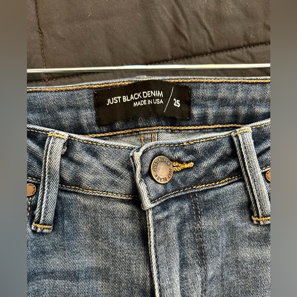 👖EUC Just Black Denim Women's Medium Wash Flare Jeans in Size 25 - Picture 4 of 7